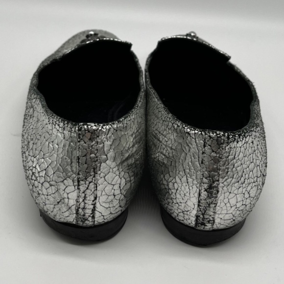 Chanel Re-Soled Fall 2015 Silver Leather Floral Charm Appliqué Loafer sz 38.5 - Picture 4 of 7